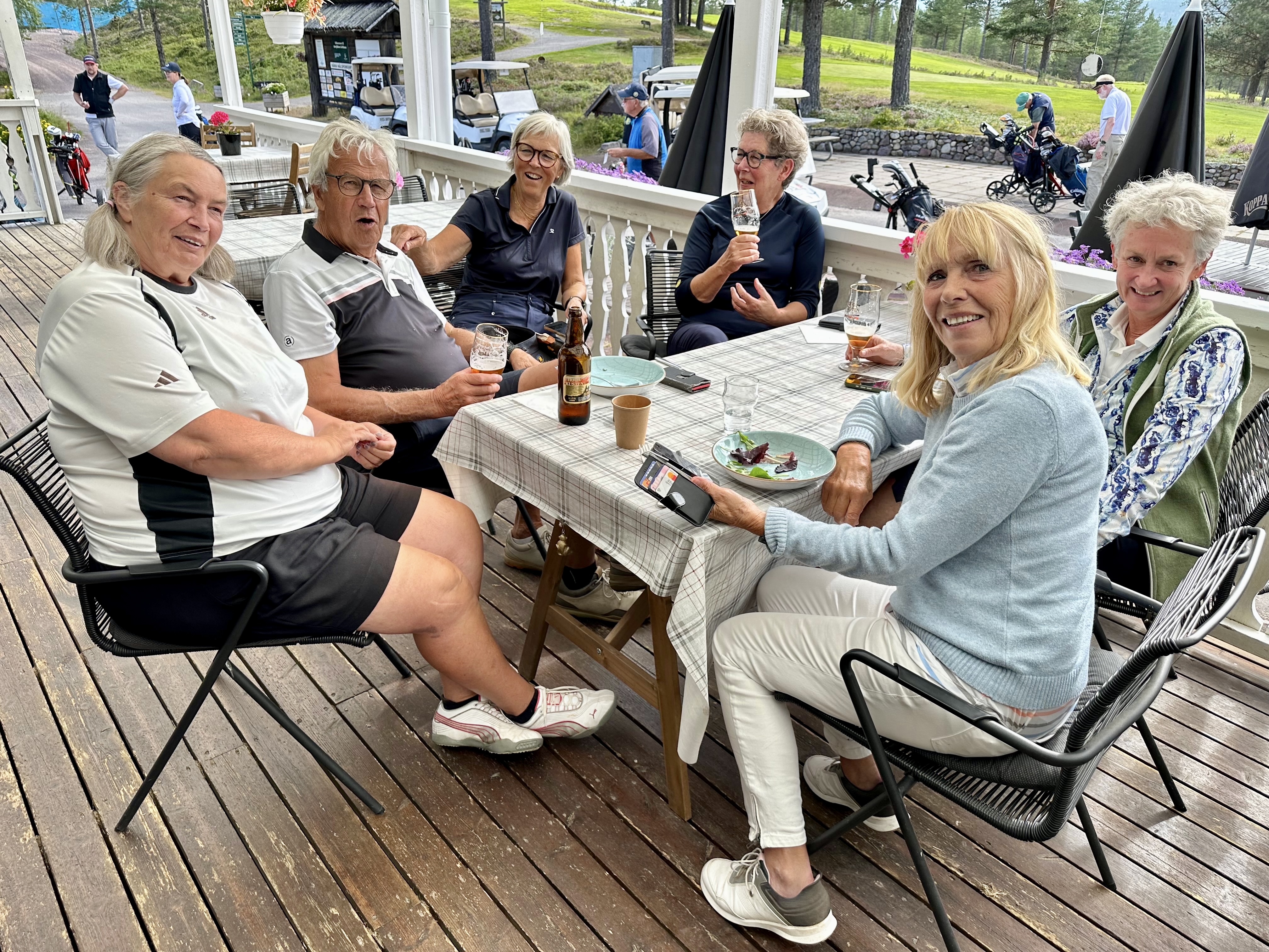 Trevlig stund på Idre Golfklubb. Fr v Ewa Karles, Lasse Hindriks, Lisa Kallur, Elisabeth Piehl, Eva Hindriks och Becky Hincks.