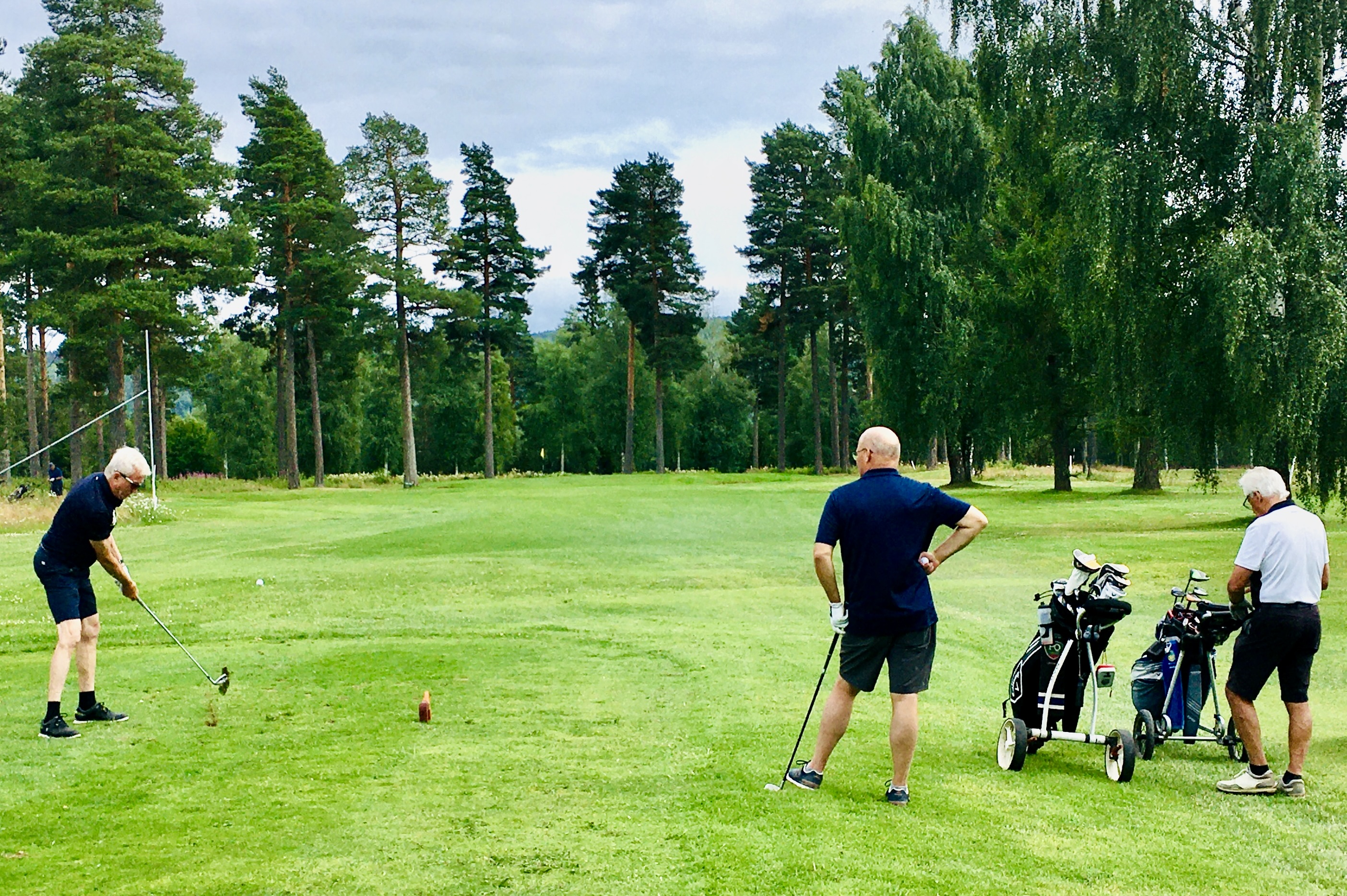 Stilstudie av Sivert Stenman på hål 9 under överinseende av Mikael Abelin och Lars Hindriks