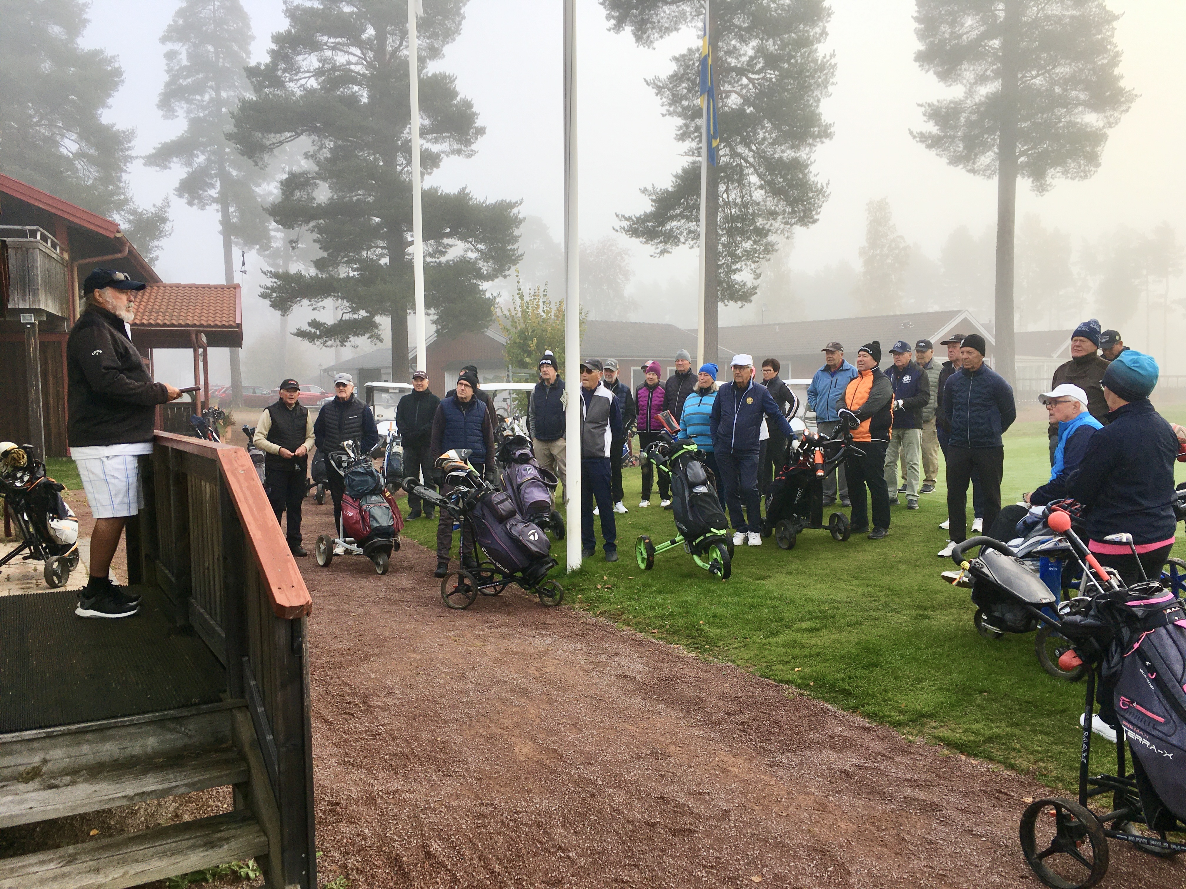 Ulf Rory Haak talar om vad som gäller  under tävlingsdagen