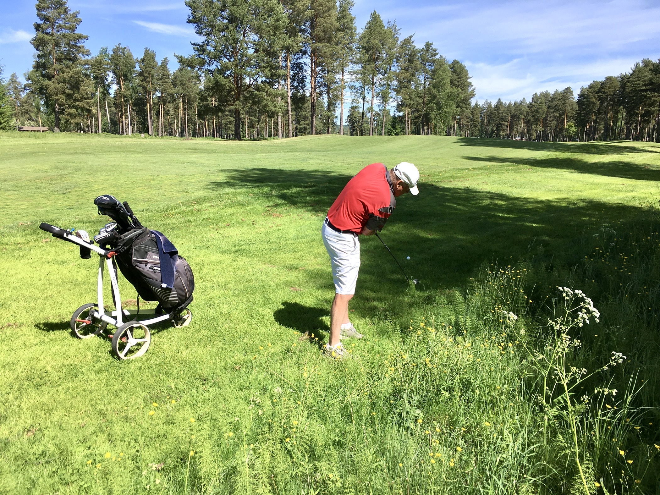 Lars Grapenson klarar av ett marigt bollägei ruffen på hål 17.