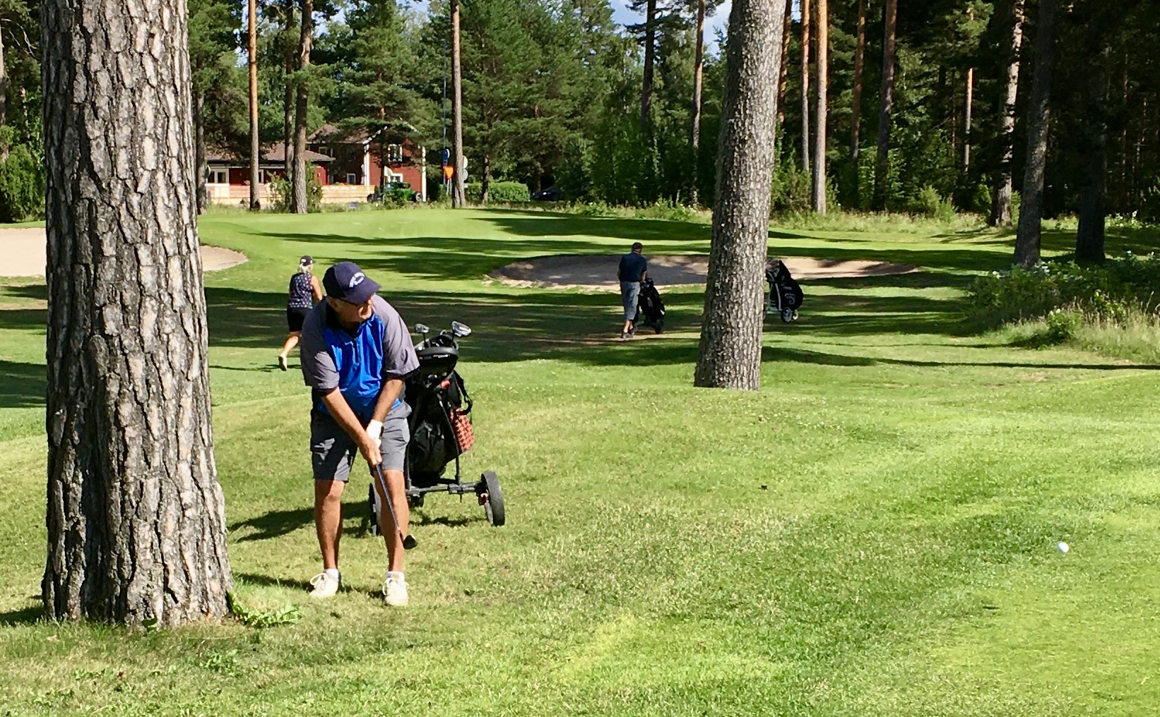 Olof Hansols klarar sig ur ett svårt läge på hål 12.